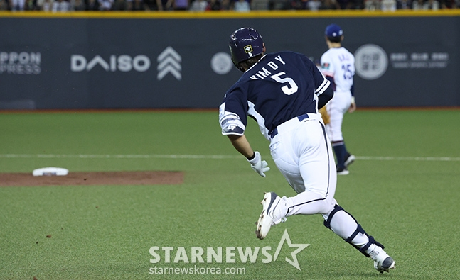 김도영이 13일 대만 타이베이시 타이베이돔에서 열린 대만과 2024 세계야구소프트볼연맹(WBSC) 프리미어12 B조 조별예선 1차전에서 4회 초 1타점 2루타를 치고 달리고 있다. /사진=김진경 대기자