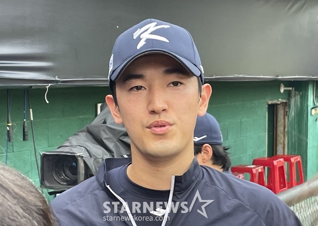 고영표가 14일 쿠바와 2024 세계야구소프트볼연맹(WBSC) 프리미어12 B조 조별예선 2차전이 열리는 대만 타이베이시 톈무 야구장에서 취재진과 인터뷰를 하고 있다. /사진=양정웅 기자