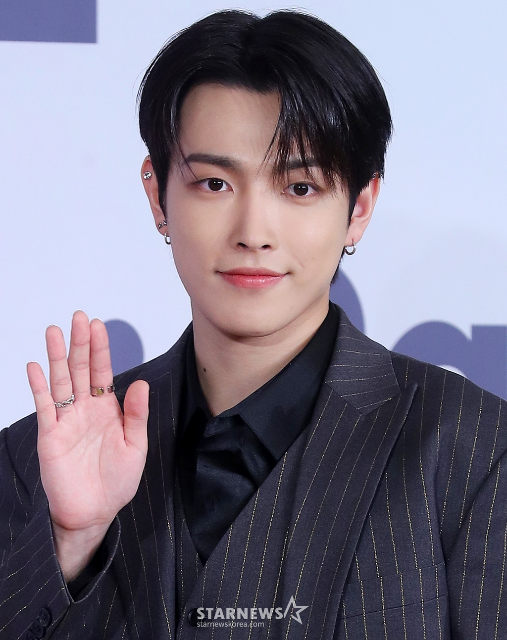 그룹 에이티즈(ATEEZ) 홍중이 14일 오후 서울 송파구 롯데호텔 월드에서 진행된 미니 11집 '골든 아워 : 파트 2(GOLDEN HOUR : Part.2)' 발매 기념 기자간담회에 참석해 포즈를 취하고 있다. 에이티즈의 미니 11집에는 '딥 다이브(DEEP DIVE)'를 시작으로 '씬 1 : 밸류(Scene 1 : Value)', '아이스 온 마이 티스(Ice On My Teeth)', '맨 온 파이어(Man on Fire)', '셀피쉬 왈츠(Selfish Waltz)', '이너프(Enough)'까지 총 6개의 트랙이 수록돼 있다. 2024.11.14 /사진=김창현 chmt@