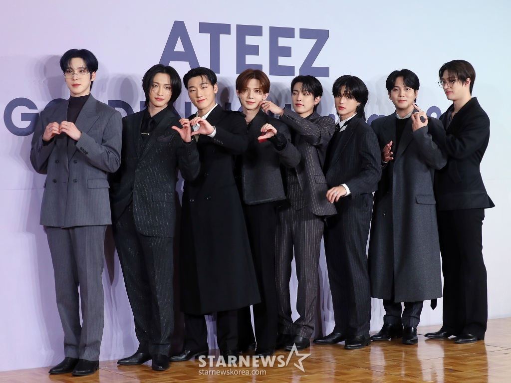 그룹 에이티즈(ATEEZ)가 14일 오후 서울 송파구 롯데호텔 월드에서 진행된 미니 11집 '골든 아워 : 파트 2(GOLDEN HOUR : Part.2)' 발매 기념 기자간담회에 참석해 포즈를 취하고 있다. 에이티즈의 미니 11집에는 '딥 다이브(DEEP DIVE)'를 시작으로 '씬 1 : 밸류(Scene 1 : Value)', '아이스 온 마이 티스(Ice On My Teeth)', '맨 온 파이어(Man on Fire)', '셀피쉬 왈츠(Selfish Waltz)', '이너프(Enough)'까지 총 6개의 트랙이 수록돼 있다. 2024.11.14 /사진=김창현 chmt@