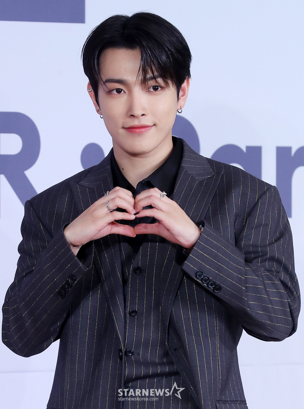 그룹 에이티즈(ATEEZ) 홍중이 14일 오후 서울 송파구 롯데호텔 월드에서 진행된 미니 11집 '골든 아워 : 파트 2(GOLDEN HOUR : Part.2)' 발매 기념 기자간담회에 참석해 포즈를 취하고 있다. 에이티즈의 미니 11집에는 '딥 다이브(DEEP DIVE)'를 시작으로 '씬 1 : 밸류(Scene 1 : Value)', '아이스 온 마이 티스(Ice On My Teeth)', '맨 온 파이어(Man on Fire)', '셀피쉬 왈츠(Selfish Waltz)', '이너프(Enough)'까지 총 6개의 트랙이 수록돼 있다. 2024.11.14 /사진=김창현 chmt@