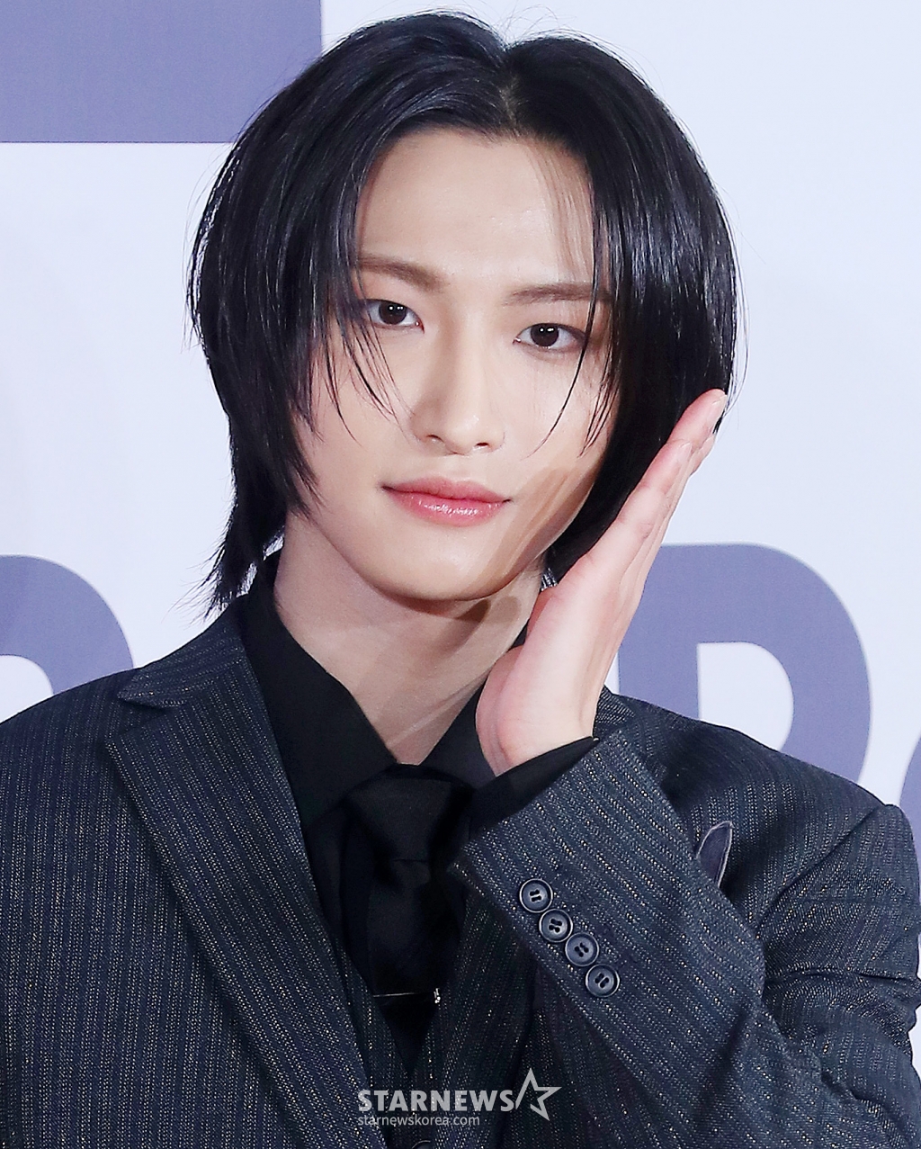 그룹 에이티즈(ATEEZ) 성화가 14일 오후 서울 송파구 롯데호텔 월드에서 진행된 미니 11집 '골든 아워 : 파트 2(GOLDEN HOUR : Part.2)' 발매 기념 기자간담회에 참석해 포즈를 취하고 있다. 에이티즈의 미니 11집에는 '딥 다이브(DEEP DIVE)'를 시작으로 '씬 1 : 밸류(Scene 1 : Value)', '아이스 온 마이 티스(Ice On My Teeth)', '맨 온 파이어(Man on Fire)', '셀피쉬 왈츠(Selfish Waltz)', '이너프(Enough)'까지 총 6개의 트랙이 수록돼 있다. 2024.11.14 /사진=김창현 chmt@