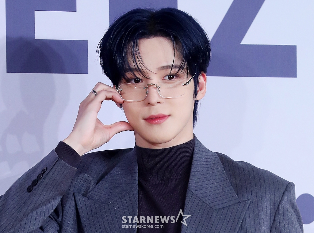그룹 에이티즈(ATEEZ) 윤호가 14일 오후 서울 송파구 롯데호텔 월드에서 진행된 미니 11집 '골든 아워 : 파트 2(GOLDEN HOUR : Part.2)' 발매 기념 기자간담회에 참석해 포즈를 취하고 있다. 에이티즈의 미니 11집에는 '딥 다이브(DEEP DIVE)'를 시작으로 '씬 1 : 밸류(Scene 1 : Value)', '아이스 온 마이 티스(Ice On My Teeth)', '맨 온 파이어(Man on Fire)', '셀피쉬 왈츠(Selfish Waltz)', '이너프(Enough)'까지 총 6개의 트랙이 수록돼 있다. 2024.11.14 /사진=김창현 chmt@