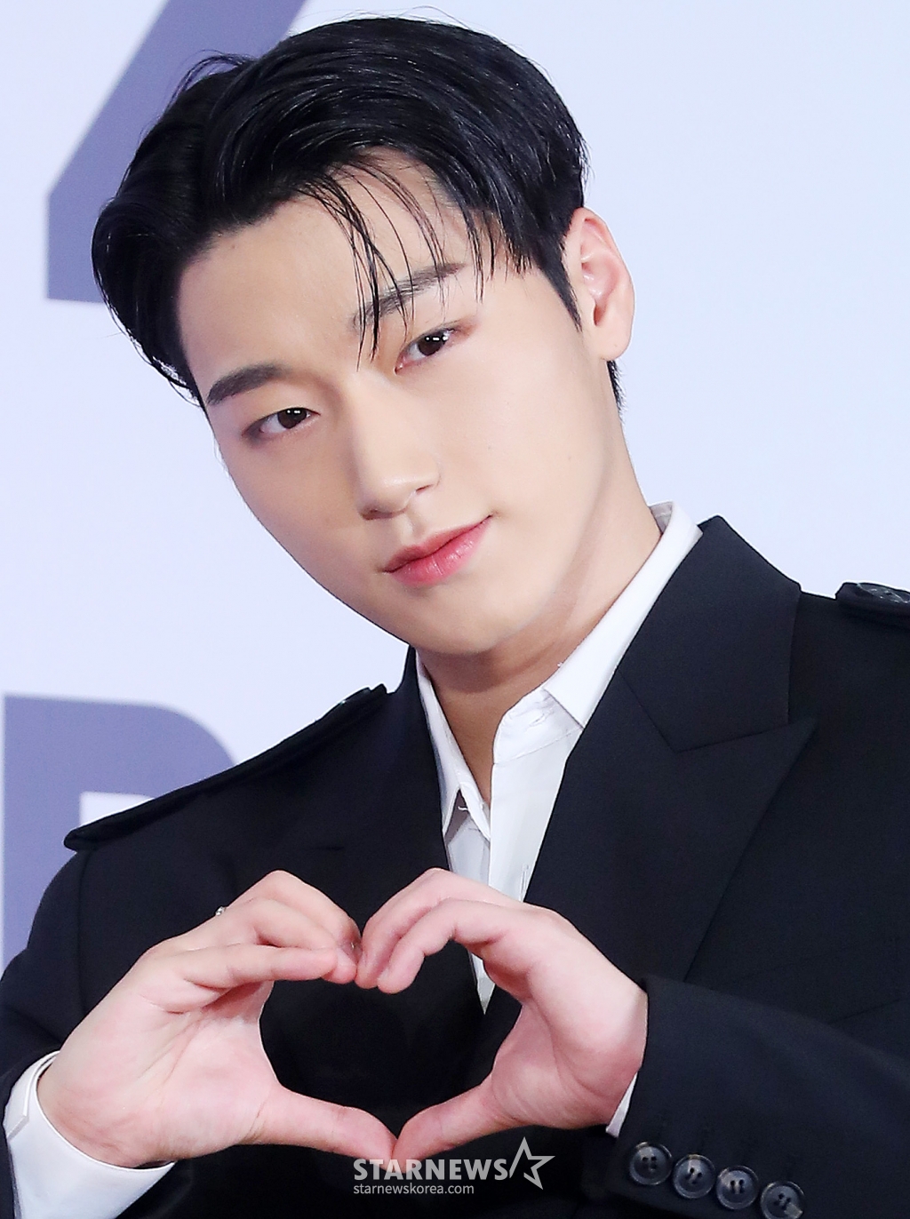 그룹 에이티즈(ATEEZ) 산이 14일 오후 서울 송파구 롯데호텔 월드에서 진행된 미니 11집 '골든 아워 : 파트 2(GOLDEN HOUR : Part.2)' 발매 기념 기자간담회에 참석해 포즈를 취하고 있다. 에이티즈의 미니 11집에는 '딥 다이브(DEEP DIVE)'를 시작으로 '씬 1 : 밸류(Scene 1 : Value)', '아이스 온 마이 티스(Ice On My Teeth)', '맨 온 파이어(Man on Fire)', '셀피쉬 왈츠(Selfish Waltz)', '이너프(Enough)'까지 총 6개의 트랙이 수록돼 있다. 2024.11.14 /사진=김창현 chmt@