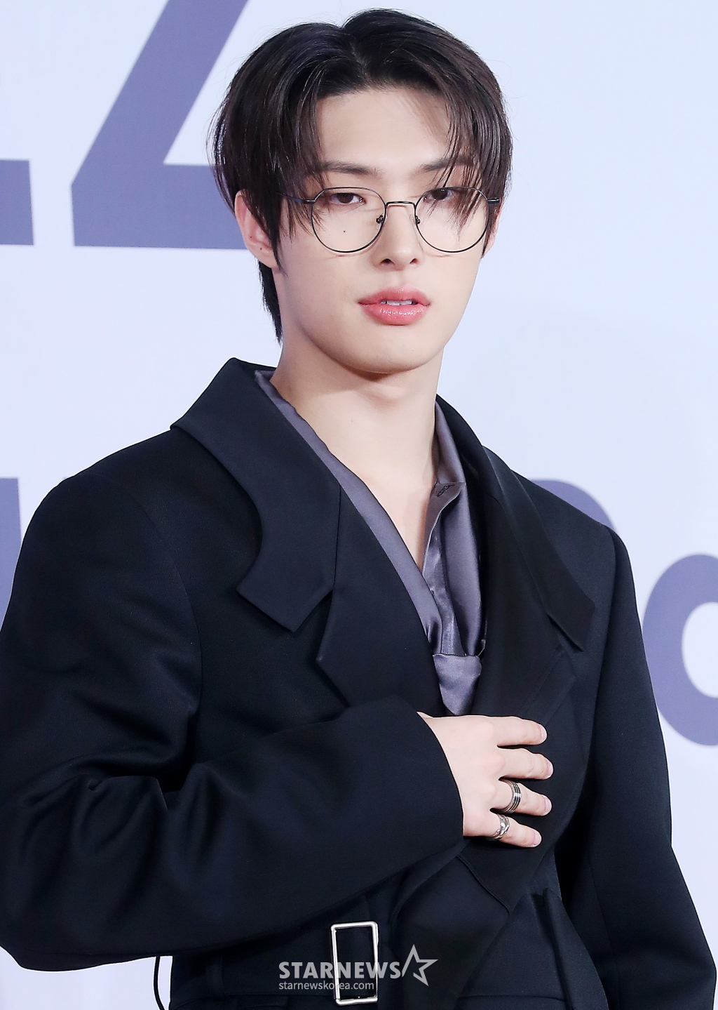 그룹 에이티즈(ATEEZ) 민기가 14일 오후 서울 송파구 롯데호텔 월드에서 진행된 미니 11집 '골든 아워 : 파트 2(GOLDEN HOUR : Part.2)' 발매 기념 기자간담회에 참석해 포즈를 취하고 있다. 에이티즈의 미니 11집에는 '딥 다이브(DEEP DIVE)'를 시작으로 '씬 1 : 밸류(Scene 1 : Value)', '아이스 온 마이 티스(Ice On My Teeth)', '맨 온 파이어(Man on Fire)', '셀피쉬 왈츠(Selfish Waltz)', '이너프(Enough)'까지 총 6개의 트랙이 수록돼 있다. 2024.11.14 /사진=김창현 chmt@