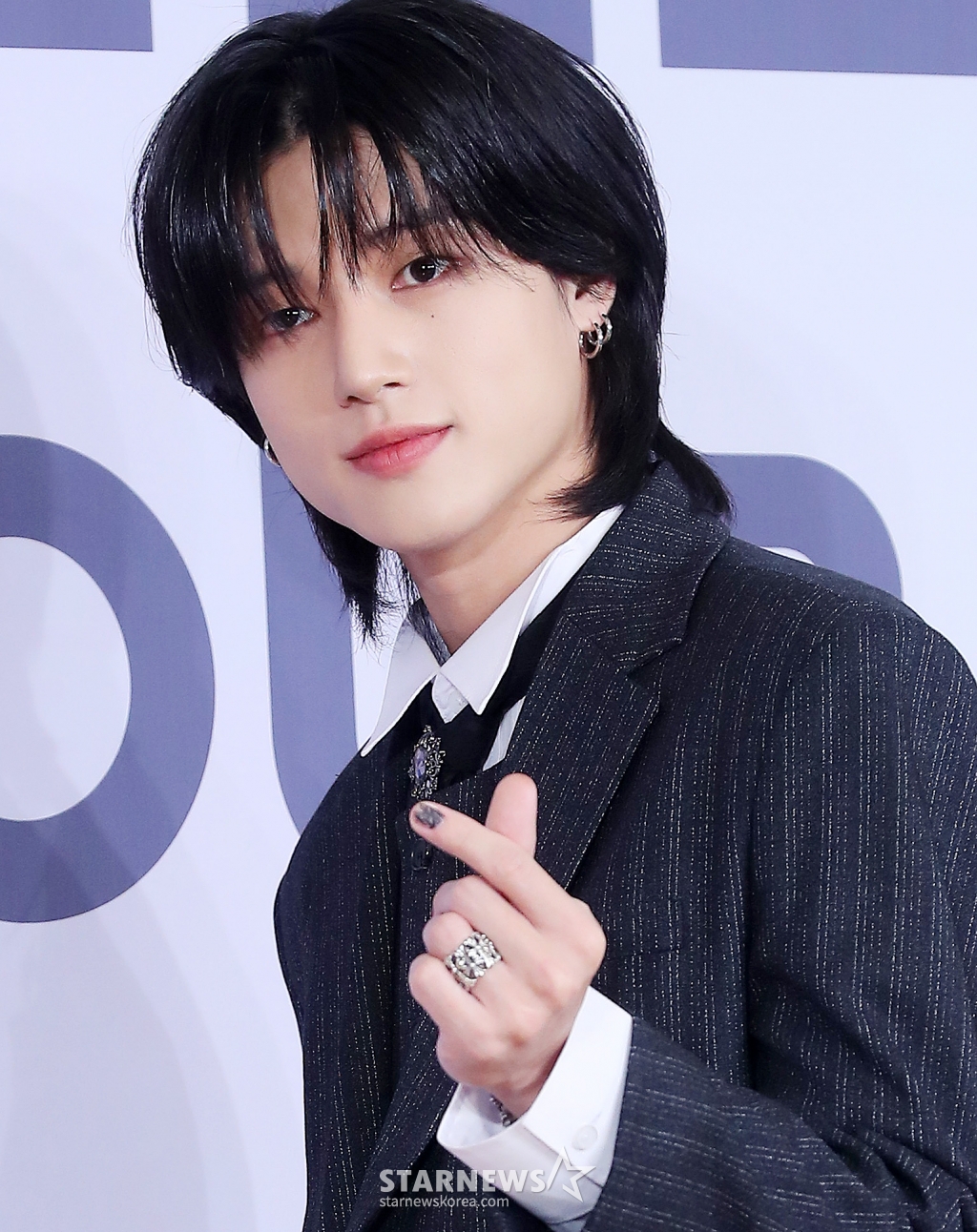 그룹 에이티즈(ATEEZ) 우영이 14일 오후 서울 송파구 롯데호텔 월드에서 진행된 미니 11집 '골든 아워 : 파트 2(GOLDEN HOUR : Part.2)' 발매 기념 기자간담회에 참석해 포즈를 취하고 있다. 에이티즈의 미니 11집에는 '딥 다이브(DEEP DIVE)'를 시작으로 '씬 1 : 밸류(Scene 1 : Value)', '아이스 온 마이 티스(Ice On My Teeth)', '맨 온 파이어(Man on Fire)', '셀피쉬 왈츠(Selfish Waltz)', '이너프(Enough)'까지 총 6개의 트랙이 수록돼 있다. 2024.11.14 /사진=김창현 chmt@