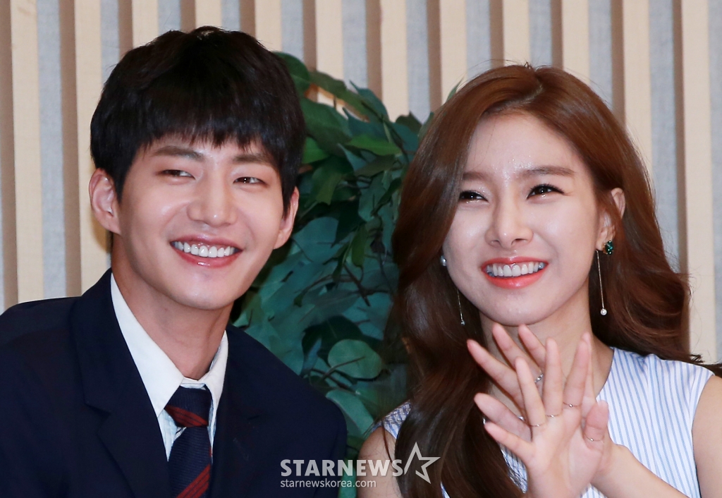배우 송재림, 김소은이 26일 오후 서울 양천구 목동 SBS 사옥에서 진행된 SBS 주말드라마 '우리 갑순이' 제작발표회에 참석해 포즈를 취하고 있다. '우리 갑순이'는 우리 시대 결혼과 연애, 가족의 이야기를, 갑순이와 갑돌이 가족을 통해 현실감 있으면서도 유쾌하게 보여주는 작품으로 오는 27일 첫 방송된다. /사진=김창현 기자 chmt@