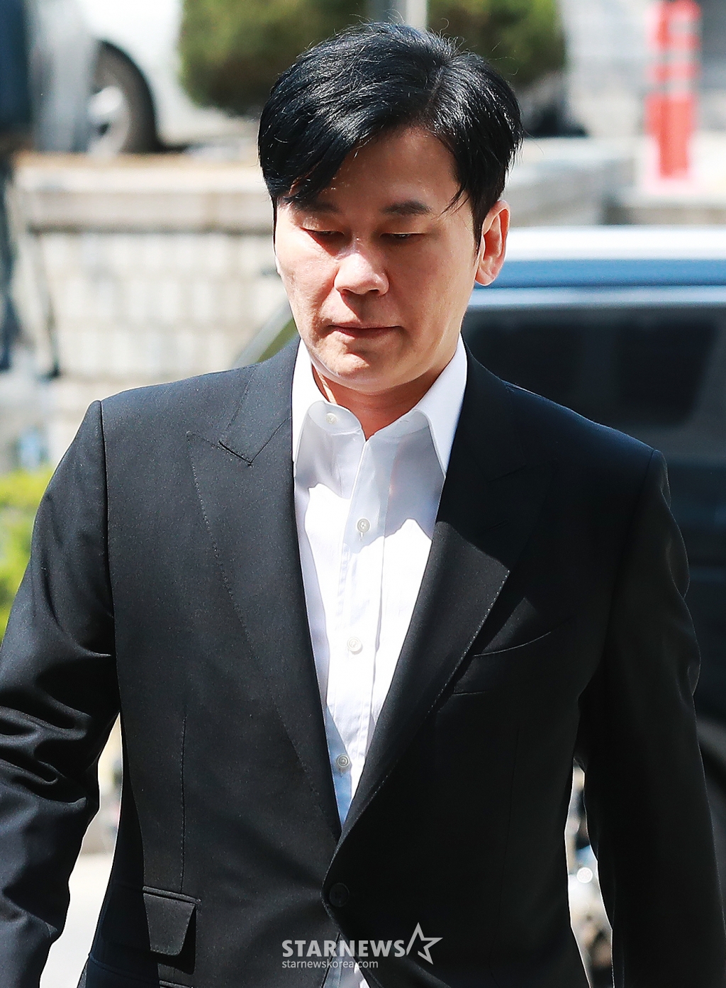 그룹 아이콘 전 멤버 비아이의 마약 수사 무마 혐의를 받는 양현석(52) 전 YG엔터테인먼트 대표 프로듀서가 18일 오후 서울 서초동 서울중앙지법에서 열린 3차 공판에 출석하고 있다. /2022.04.18