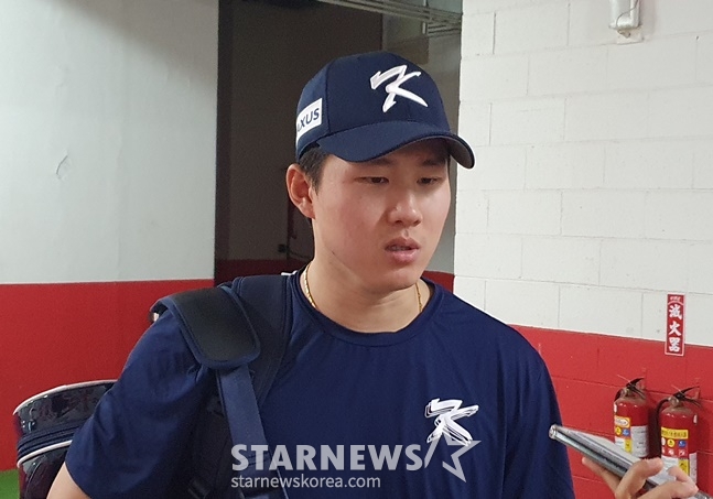 최원준이 14일 오후 6시(현지시간) 대만 타이베이시 톈무 야구장에서 열린 쿠바와 2024 세계야구소프트볼연맹(WBSC) 프리미어12 B조 조별예선 2차전 승리 후 취재진과 인터뷰를 하고 있다. /사진=양정웅 기자