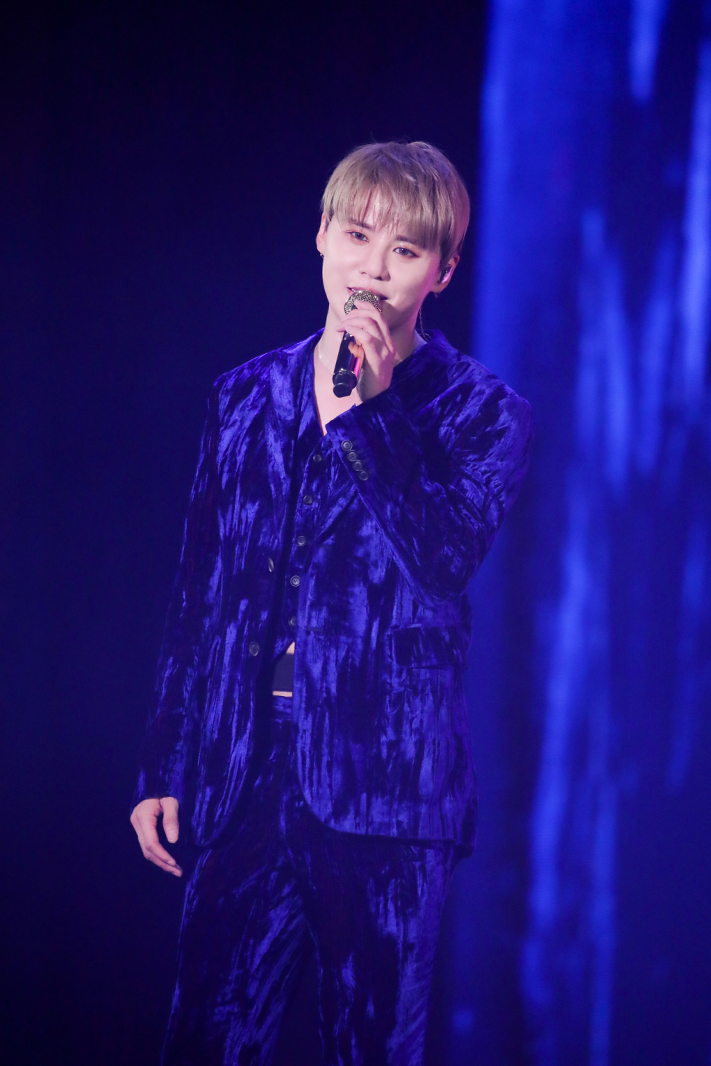 가수 김준수가 10일 서울 송파구 올림픽공원 KSPO돔에서 진행된 2023 'Weverse Con Festival'(위버스콘 페스티벌)에 참석해 멋진 무대를 선보이고 있다. 위버스의 다채로운 팬 경험을 오프라인에서 즐기며, 동시대 대중음악의 현주소를 종합적으로 경험할 수 있는 '위버스 콘 페스티벌'은 10일과 11일 올림픽공원 KSPO DOME과 88잔디마당에서 막을 올린다. / 사진제공 = 위버스콘 페스티벌