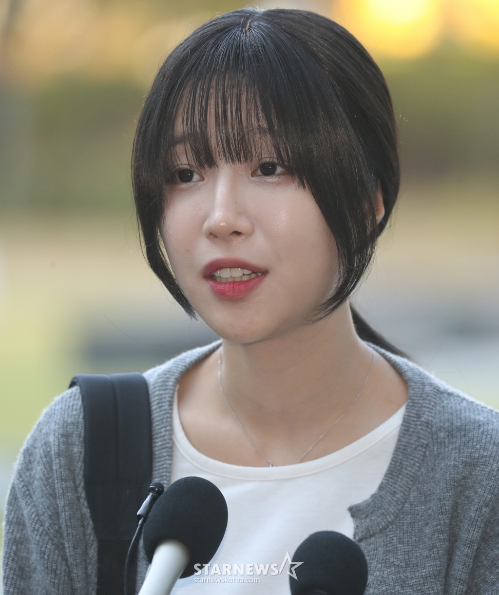 (수원=뉴스1) 김영운 기자 = 먹방 유튜버 '쯔양'(박정원)이 15일 경기 수원시 영통구 수원지방법원에서 입장 표명을 하고 있다. 쯔양은 이날 열린 공갈 등 혐의로 구속 기소된 유튜버 '구제역'(이준희)에 대한 공판에 직접 증인으로 출석할 예정이다. 2024.11.15/뉴스1 Copyright (C) 뉴스1. All rights reserved. 무단 전재 및 재배포, AI학습 이용 금지. /사진=(수원=뉴스1) 김영운 기자
