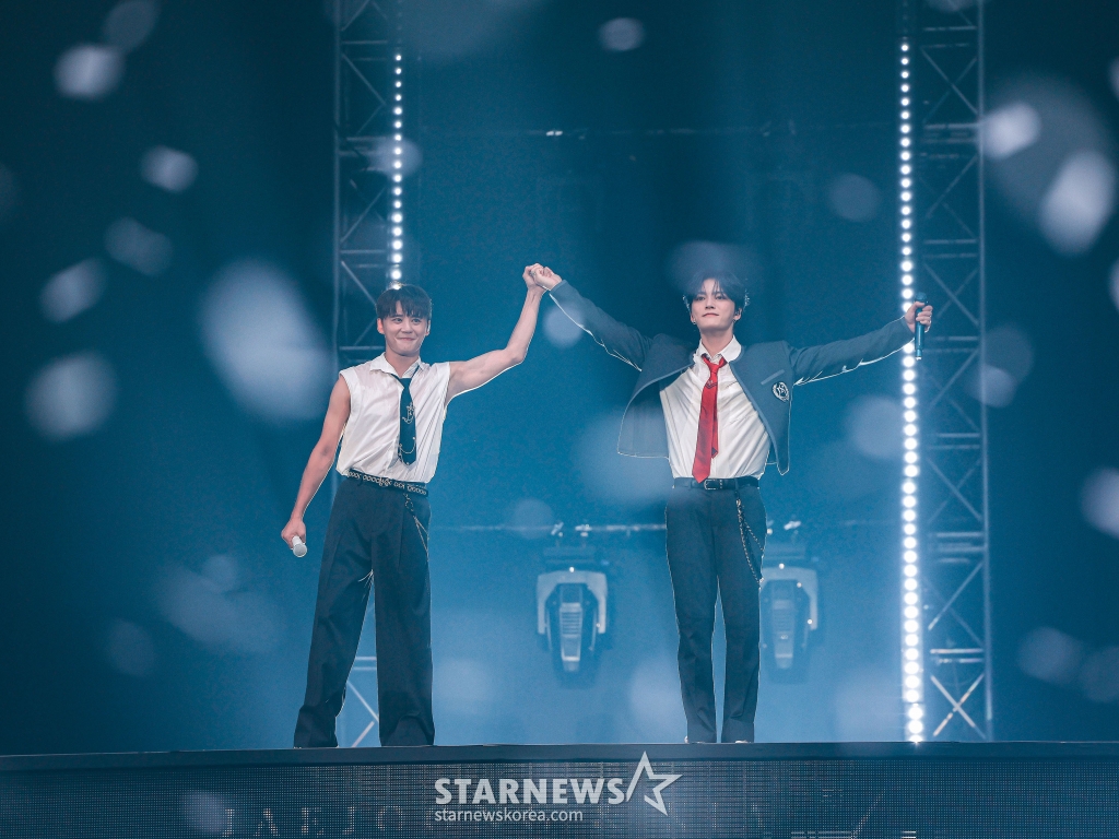 가수 김재중, 김준수가 9일 서울 송파구 올림픽공원 KSPO DOME에서 열린 데뷔 20주년 기념 단독 콘서트 'JX 2024 CONCERT [IDENTITY] in SEOUL'(아이덴티티 인 서울, 이하 [IDENTITY])에서 멋진 무대를 선보이고 있다. / 사진제공=팜트리아일랜드, iNKODE /사진=김창현 chmt@