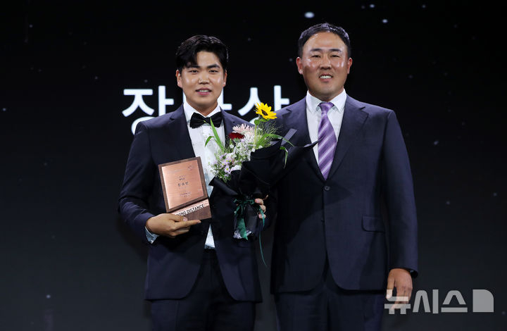 15일 서울 강남구 그랜드 인터컨티넨탈 서울 파르나스에서 열린 2024 KPGA 제네시스 대상 시상식에서 장타상을 수상한 장유빈(왼쪽)이 기념촬영을 하고 있다. /사진=뉴시스