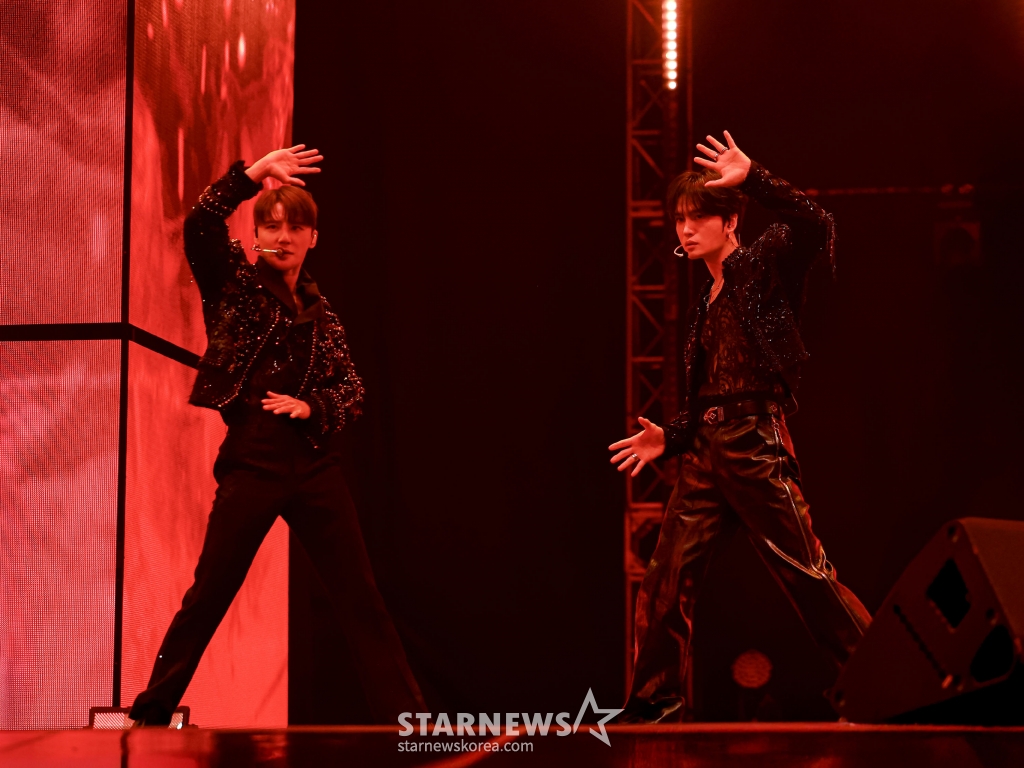 가수 김재중, 김준수가 9일 서울 송파구 올림픽공원 KSPO DOME에서 열린 데뷔 20주년 기념 단독 콘서트 'JX 2024 CONCERT [IDENTITY] in SEOUL'(아이덴티티 인 서울, 이하 [IDENTITY])에서 멋진 무대를 선보이고 있다. / 사진제공=팜트리아일랜드, iNKODE /사진=김창현 chmt@