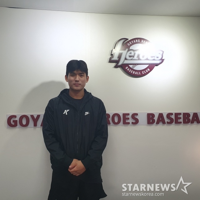 키움 이강준이 지난 12일 경기도 고양시에 위치한 고양 국가대표 훈련장에서 사진 촬영에 응하고 있다. /사진=김동윤 기자