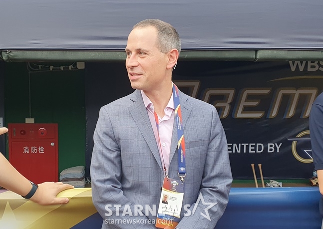 MLB 네트워크의 존 모로시가 2024 WBSC 프리미어12 B조 조별예선이 열리는 대만 타이베이시 텐무 야구장에서 한국 취재진과 대화를 나누고 있다. /사진=양정웅 기자
