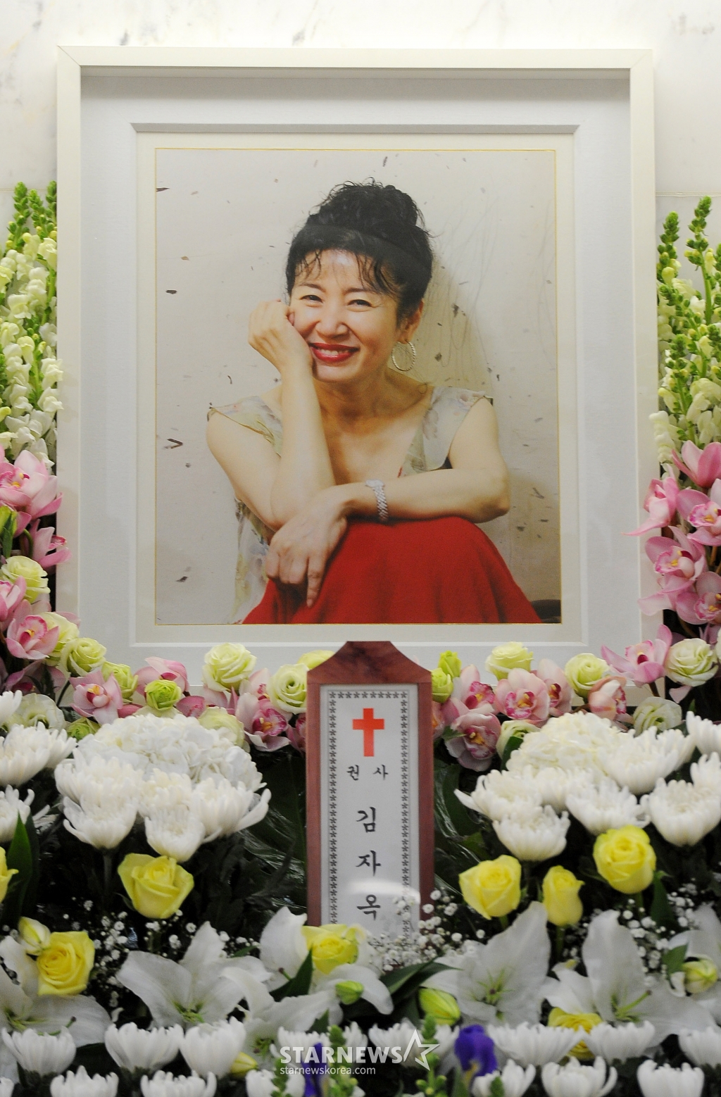 $ 향년 63세 폐암으로 별세한 배우 故 김자옥의 빈소가 16일 오후 서울 서초구 서울 성모병원 장례식장 고 마련된 가운데 고인을 기리는 조화들이 놓여있다. 1951년생인 고 김자옥은 1970년 MBC 2기 공채 탤런트로 연예계에 데뷔 한 뒤 40년 넘게 정상의 자리를 지켜왔다. 김자옥은 1990년대에는 코미디 프로그램 출연은 물론 '공주는 외로워'란 곡으로 가수 활동도 하며 숨겨왔던 예능감을 마음껏 발휘, 팬 층을 더욱 넓혔다. /사진=사진공동취재단