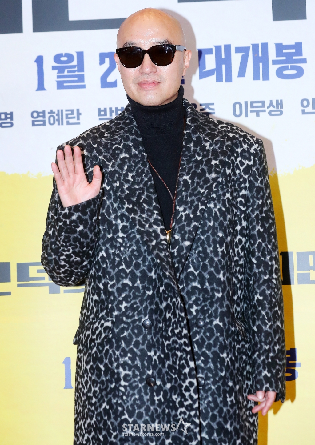 배우 홍석천이 11일 오후 서울 용산구 아이파크몰 CGV에서 진행된 영화 '시민덕희' VIP시사회에 참석해 포즈를 취하고 있다. '시민덕희'는 보이스피싱을 당한 평범한 시민 덕희(라미란 분)에게 사기 친 조직원 재민(공명 분)의 구조 요청이 오면서 벌어지는 통쾌한 추적극이다. 오는 24일 개봉. 2024.01.11 /사진=김창현