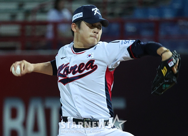 박영현이 16일 오후 6시 30분(현지시간) 대만 타이베이시 톈무 야구장에서 열린 도미니카공화국과 2024 세계야구소프트볼연맹(WBSC) 프리미어12 B조 조별예선 4차전에서 역투하고 있다. /사진=김진경 대기자