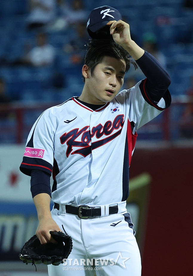 박영현이 16일 오후 6시 30분(현지시간) 대만 타이베이시 톈무 야구장에서 열린 도미니카공화국과 2024 세계야구소프트볼연맹(WBSC) 프리미어12 B조 조별예선 4차전에서 8회 초를 마친 뒤 더그아웃으로 향하고 있다. /사진=김진경 대기자