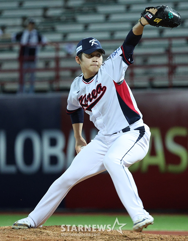 박영현이 16일 오후 6시 30분(현지시간) 대만 타이베이시 톈무 야구장에서 열린 도미니카공화국과 2024 세계야구소프트볼연맹(WBSC) 프리미어12 B조 조별예선 4차전에서 역투하고 있다. /사진=김진경 대기자