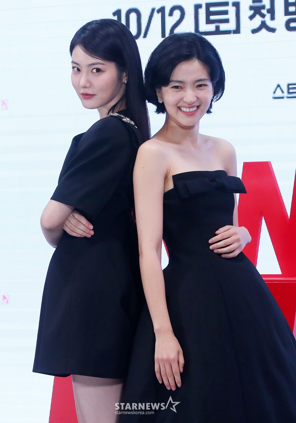 배우 라미란, 김태리가 10일 오후 서울 영등포구 콘래드 서울에서 진행된 tvN 토일드라마 '정년이' 제작발표회에 참석해 포즈를 취하고 있다. '정년이'는 1950년대 한국전쟁 후를 배경으로 최고의 국극 배우에 도전하는 타고난 소리 천재 정년이를 둘러싼 경쟁과 연대, 그리고 찬란한 성장기를 그린 작품이다. 오는 12일 첫 방송. 2024.10.10 /사진=김창현