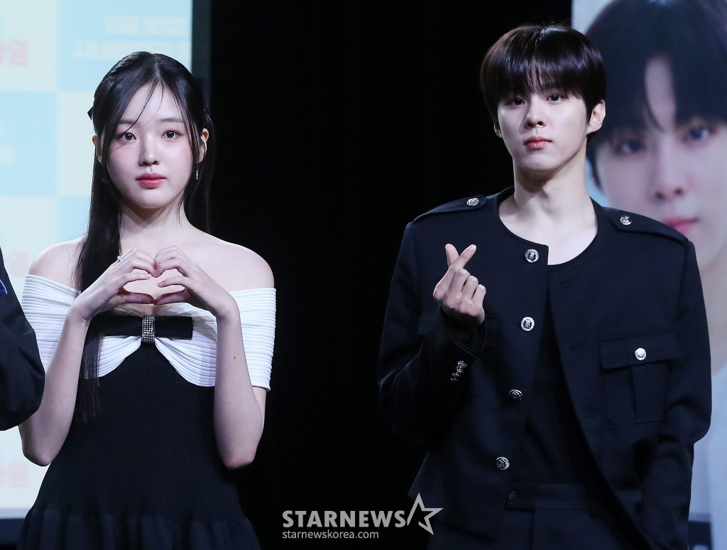 배우 강나언, 김우석이 29일 오전 서울 강남구 청담동 일지아트홀에서 진행된 웹드라마 '0교시는 인싸타임' 제작발표회에 참석해 포즈를 취하고 있다. '0교시는 인싸타임'은 익명 커뮤니티 앱 '인싸타임'의 관리자가 되어 전교생의 모든 비밀을 알게 된 '아싸'(아웃사이더)가 지독하게도 얽히고 싶었던 '핵인싸' 무리에 들어가며 펼쳐지는 하이틴 시크릿 로맨스다. 채널 시네마천국에서 오는 11월 10일 첫 방송된다. 2024.10.29 /사진=김창현 chmt@