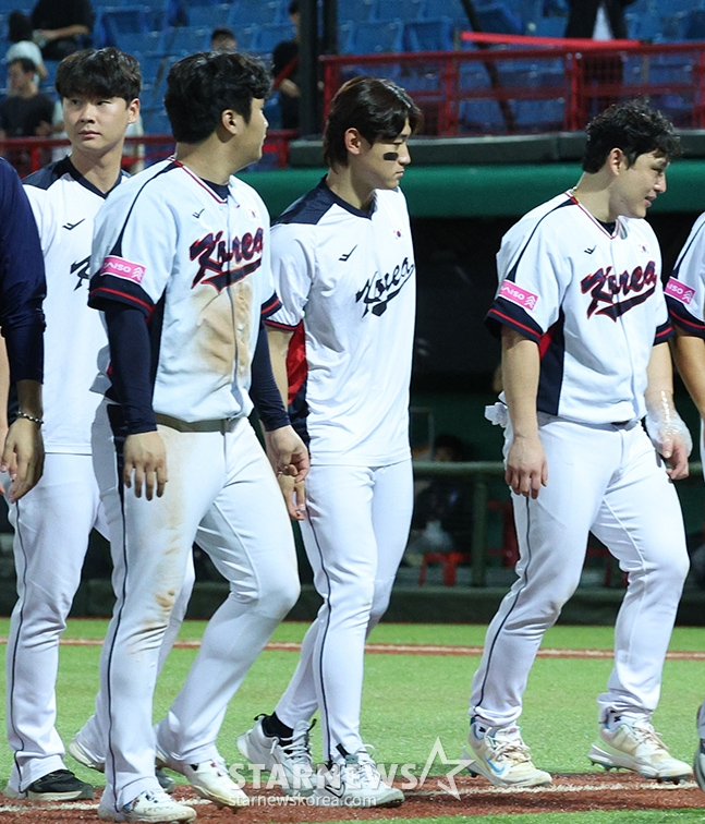 '2024 WBSC 프리미어12' B조 예선 한국-도미니카전이 16일 대만 티엔무 야구장에서 열렸다. 도미니카에 9-6 극적인 역전승을 거둔 한국 선수들이 기쁨을 나누고 있다. 김도영(왼쪽에서 3번째)을 비롯한 선수단이 응원단에 인사하고 있다. /사진=김진경 대기자