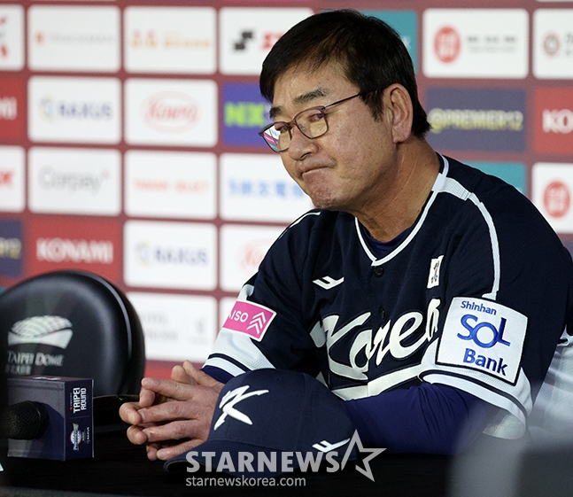 '2024 WBSC 프리미어12' B조 예선 한국-일본전이 15일 대만 타이베이돔에서 열렸다. 류중일 감독이 경기 후 기자회견에서 기자들의 질문에 답하고 있다. /사진=김진경 대기자