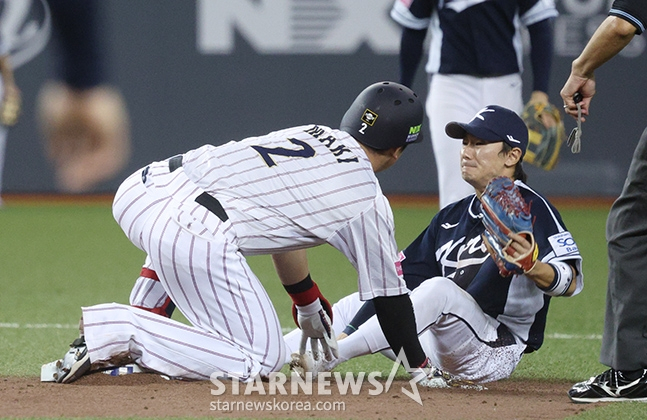 '2024 WBSC 프리미어12' B조 예선 한국-일본전이 15일 대만 타이베이돔에서 열렸다. 일본 마키가 7회말 2사에서 좌월 2루타를 날린 후 2루에서 세이프되고 있다. 한국 2루수는 신민재. /사진=김진경 대기자
