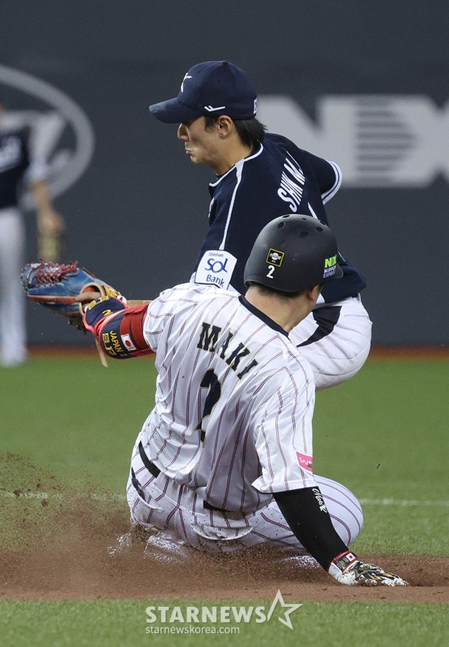 '2024 WBSC 프리미어12' B조 예선 한국-일본전이 15일 대만 타이베이돔에서 열렸다. 일본 마키가 7회말 2사에서 좌월 2루타를 날린 후 2루에서 세이프되고 있다. 한국 2루수는 신민재. /사진=김진경 대기자
