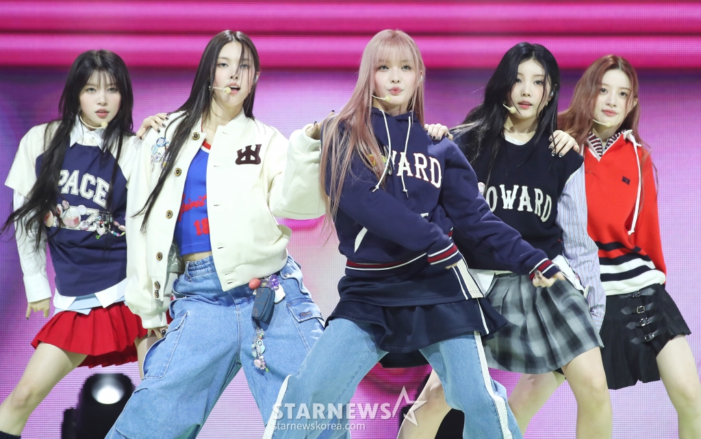 (서울=뉴스1) 권현진 기자 = 그룹 아일릿이 21일 오후 서울 광진구 광장동 예스24 라이브홀에서 가진 두 번째 미니앨범 'I'LL LIKE YOU' 발매 기념 쇼케이스에서 신곡을 선보이고 있다. 2024.10.21/뉴스1 Copyright (C) 뉴스1. All rights reserved. 무단 전재 및 재배포, AI학습 이용 금지. /사진=(서울=뉴스1) 권현진 기자