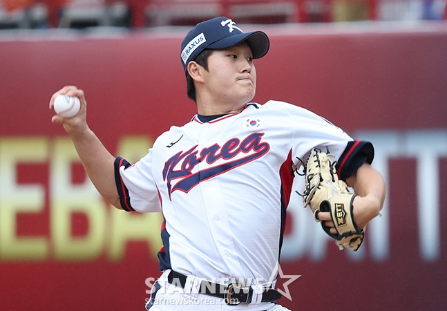 김택연이 18일 오후 12시(현지시간) 대만 타이베이시 톈무 야구장에서 열린 호주와 2024 세계야구소프트볼연맹(WBSC) 프리미어12 B조 조별예선 최종전에서 투구하고 있다. /사진=김진경 대기자
