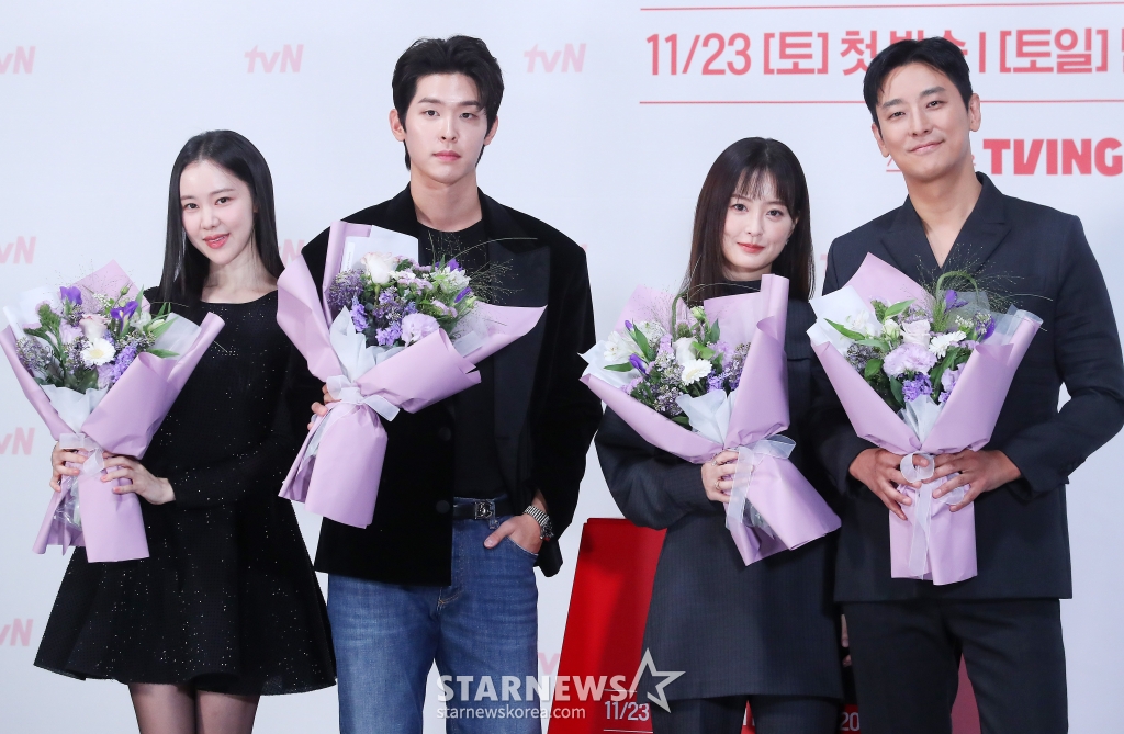 배우 김예원, 이시우, 정유미, 주지훈이 18일 오후 서울 구로구 라마다 신도림 호텔에서 진행된 tvN 토일드라마 '사랑은 외나무 다리에서' 제작발표회에 참석해 포즈를 취하고 있다. '사랑은 외나무 다리에서'는 원수의 집안에서 같은 날 같은 이름으로 태어난 남자 석지원과 여자 윤지원. 열여덟의 여름 아픈 이별 후, 18년 만에 재회한 철천지원수들의 전쟁 같은 로맨스. 오는 23일 첫 방송. 2024.11.18 /사진=김창현 chmt@
