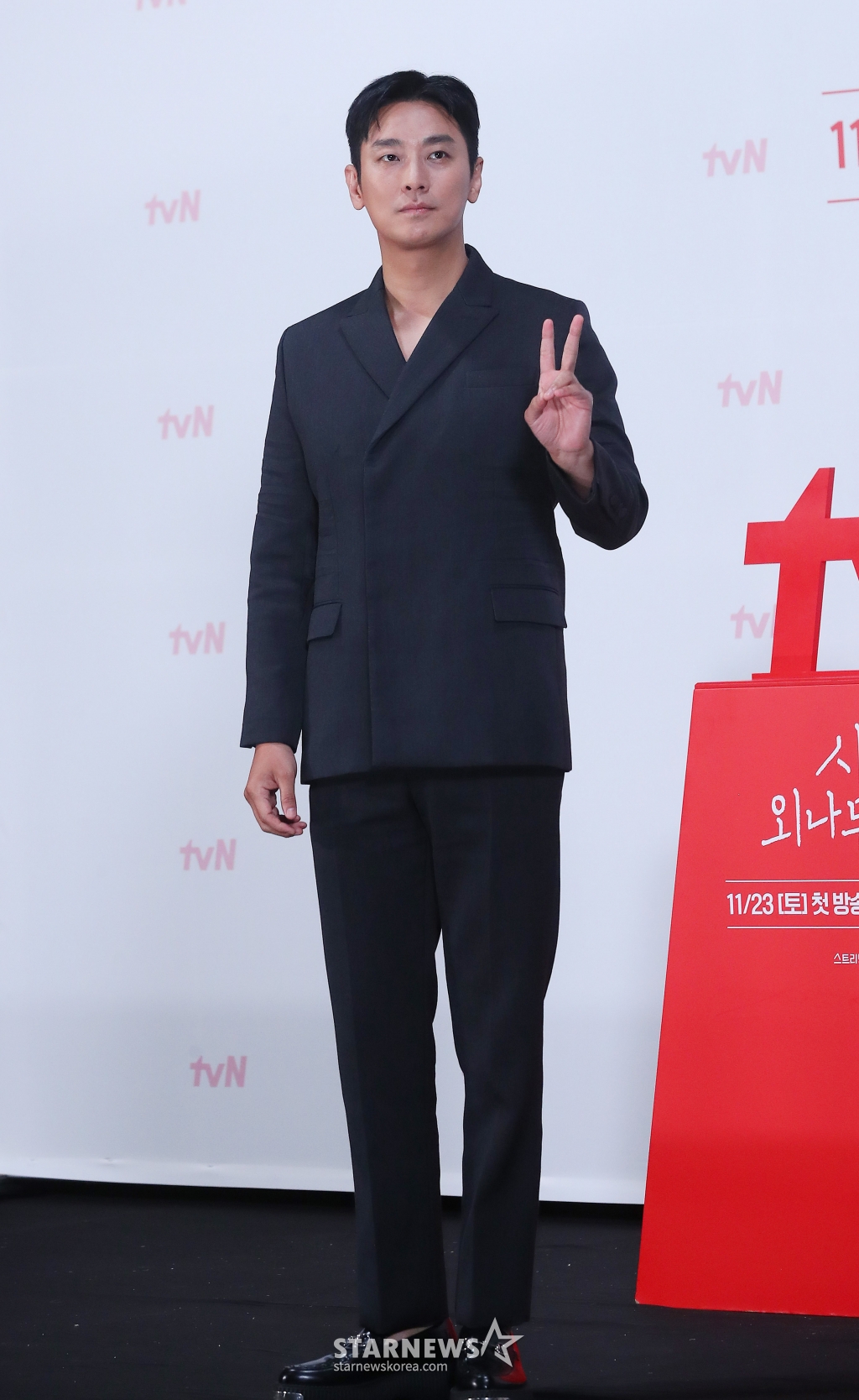 배우 주지훈이 18일 오후 서울 구로구 라마다 신도림 호텔에서 진행된 tvN 토일드라마 '사랑은 외나무다리에서' 제작발표회에 참석해 포즈를 취하고 있다. '사랑은 외나무다리에서'는 원수의 집안에서 같은 날 같은 이름으로 태어난 남자 석지원과 여자 윤지원. 열여덟의 여름 아픈 이별 후, 18년 만에 재회한 철천지원수들의 전쟁 같은 로맨스. 오는 23일 첫 방송. 2024.11.18 /사진=김창현 chmt@