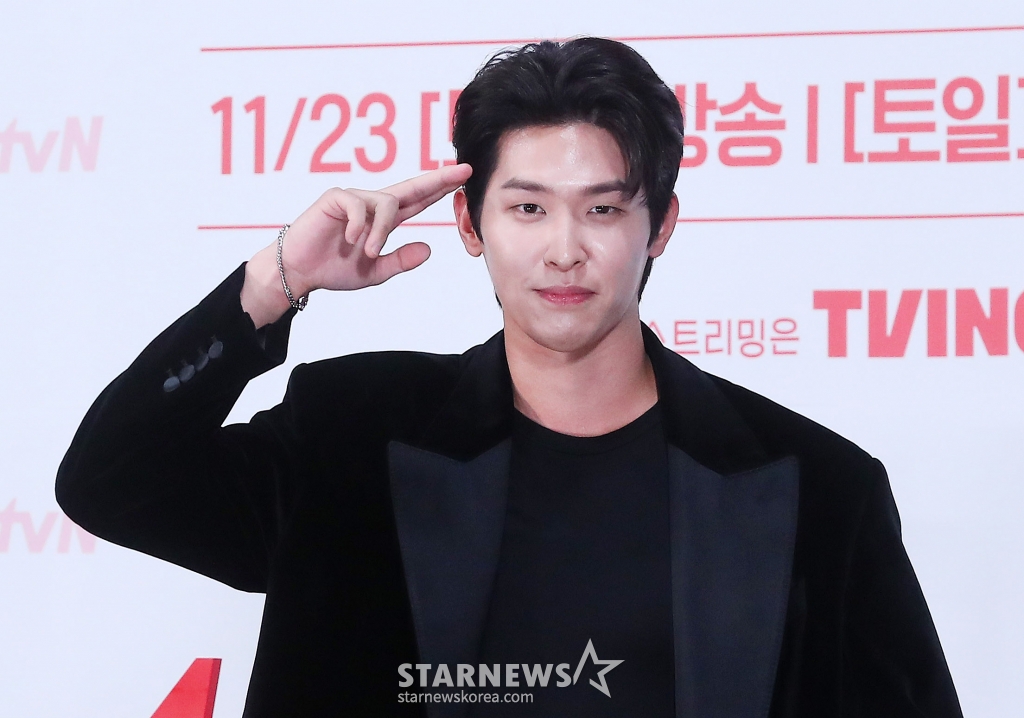 배우 이시우가 18일 오후 서울 구로구 라마다 신도림 호텔에서 진행된 tvN 토일드라마 '사랑은 외나무 다리에서' 제작발표회에 참석해 포즈를 취하고 있다. '사랑은 외나무 다리에서'는 원수의 집안에서 같은 날 같은 이름으로 태어난 남자 석지원과 여자 윤지원. 열여덟의 여름 아픈 이별 후, 18년 만에 재회한 철천지원수들의 전쟁 같은 로맨스. 오는 23일 첫 방송. 2024.11.18 /사진=김창현 chmt@