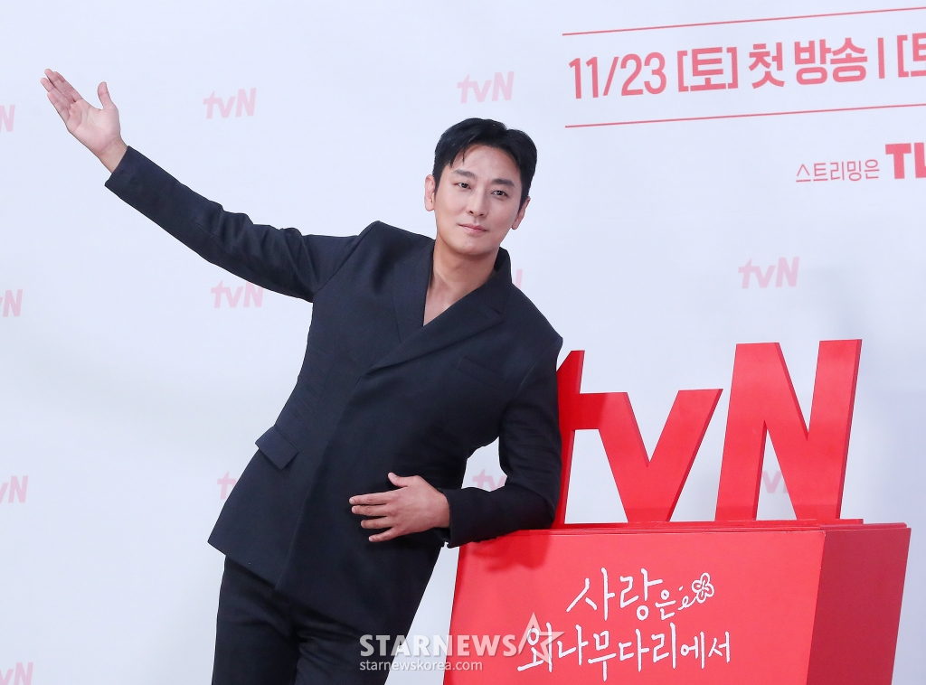 배우 주지훈이 18일 오후 서울 구로구 라마다 신도림 호텔에서 진행된 tvN 토일드라마 '사랑은 외나무다리에서' 제작발표회에 참석해 포즈를 취하고 있다. '사랑은 외나무다리에서'는 원수의 집안에서 같은 날 같은 이름으로 태어난 남자 석지원과 여자 윤지원. 열여덟의 여름 아픈 이별 후, 18년 만에 재회한 철천지원수들의 전쟁 같은 로맨스. 오는 23일 첫 방송. 2024.11.18 /사진=김창현 chmt@