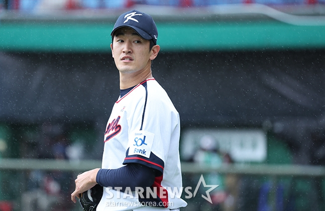고영표가 18일 오후 12시(현지시간) 대만 타이베이시 톈무 야구장에서 열린 호주와 2024 세계야구소프트볼연맹(WBSC) 프리미어12 B조 조별예선 최종전에 나서고 있다. /사진=김진경 대기자