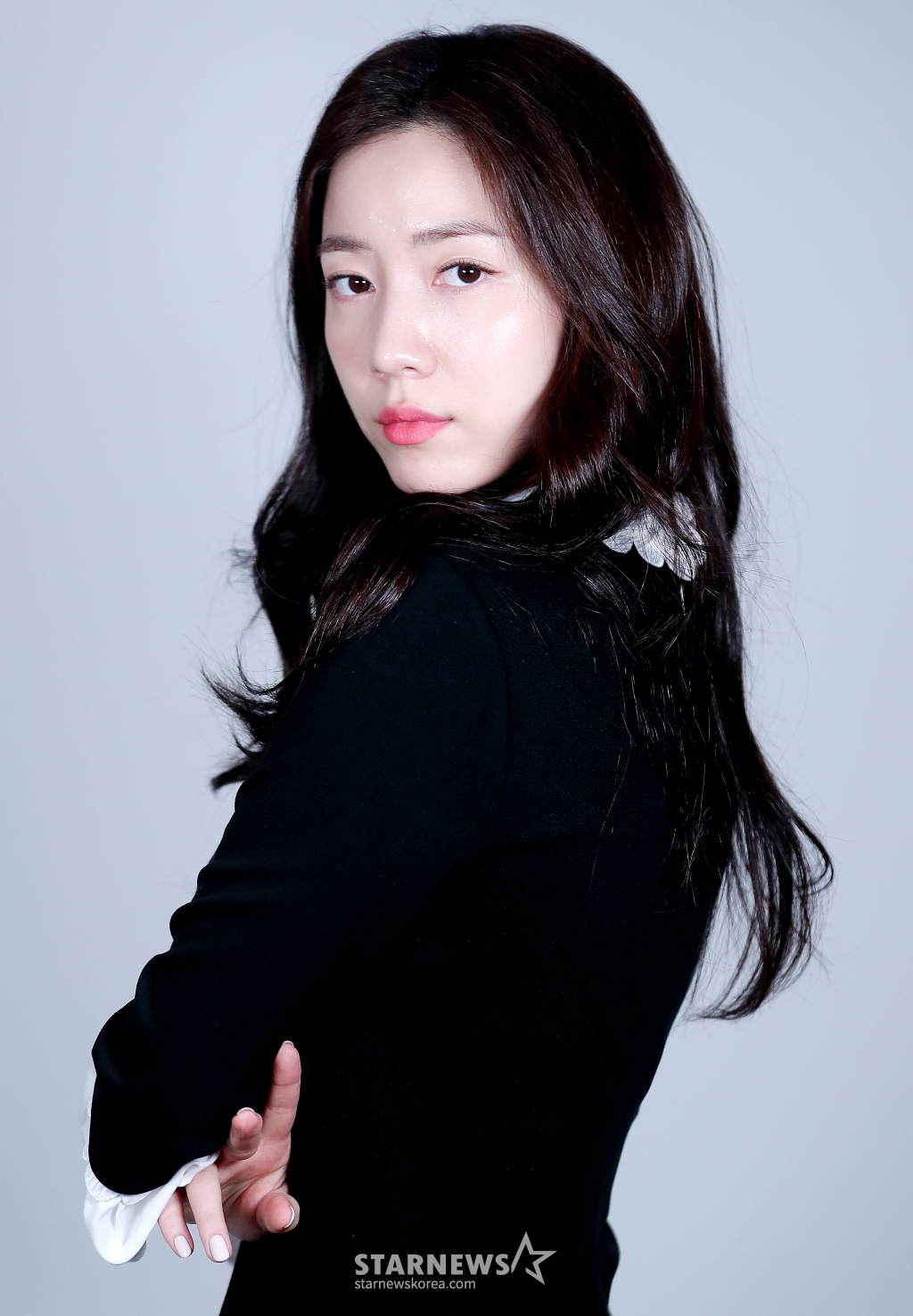배우 류화영이 본지와 인터뷰에 앞서 포즈를 취하고 있다.류화영은 웨이브 오리지널xMBC 드라마 '러브씬넘버#'의 '35세 편'에서 윤반야로 분해 시청자들의 사랑을 받았다.