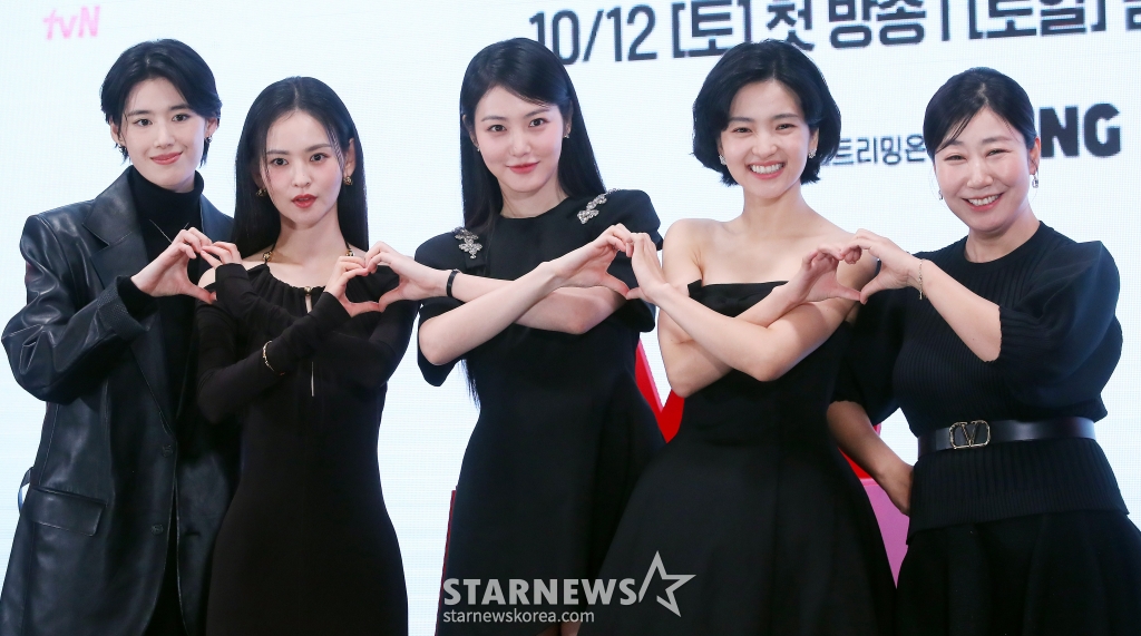 배우 라미란, 김윤혜, 김태리, 신예은, 정은채가 10일 오후 서울 영등포구 콘래드 서울에서 진행된 tvN 토일드라마 '정년이' 제작발표회에 참석해 포즈를 취하고 있다. '정년이'는 1950년대 한국전쟁 후를 배경으로 최고의 국극 배우에 도전하는 타고난 소리 천재 정년이를 둘러싼 경쟁과 연대, 그리고 찬란한 성장기를 그린 작품이다. 오는 12일 첫 방송. 2024.10.10 /사진=김창현