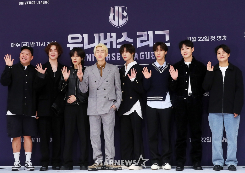 이환진 PD, 가수 박재범, 유겸, 프로듀서 엘 캐피탄, 웨이션 브이 양양, 텐, 가수 이창섭, 유화 PD가 19일 오전 서울 양천구 목동 SBS사옥에서 진행된 글로벌 보이 그룹 오디션 프로그램 '유니버스 리그' 제작발표회에 참석해 포즈를 취하고 있다. '유니버스 리그'는 단 하나의 프리즘 컵을 차지하기 위해 경쟁하는 리그전 형식의 오디션이다. 2024.11.19 /사진=김창현 chmt@