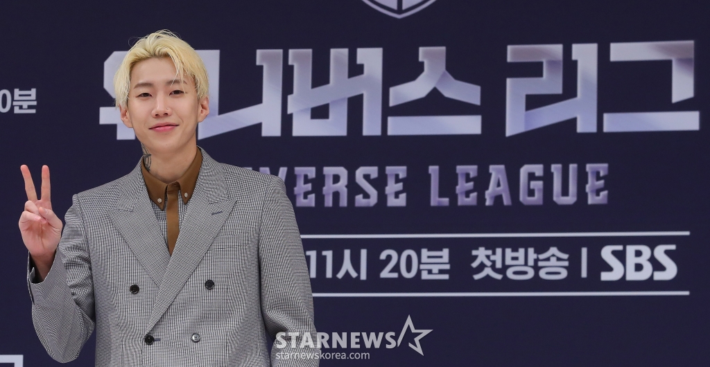 가수 박재범이 19일 오전 서울 양천구 목동 SBS사옥에서 진행된 글로벌 보이 그룹 오디션 프로그램 '유니버스 리그' 제작발표회에 참석해 포즈를 취하고 있다. '유니버스 리그'는 단 하나의 프리즘 컵을 차지하기 위해 경쟁하는 리그전 형식의 오디션이다. 2024.11.19 /사진=김창현 chmt@