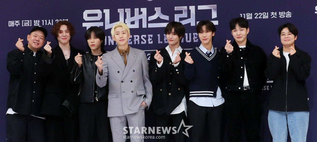 이환진 PD, 가수 박재범, 유겸, 프로듀서 엘 캐피탄, 웨이션 브이 양양, 텐, 가수 이창섭, 유화 PD가 19일 오전 서울 양천구 목동 SBS사옥에서 진행된 글로벌 보이 그룹 오디션 프로그램 '유니버스 리그' 제작발표회에 참석해 포즈를 취하고 있다. '유니버스 리그'는 단 하나의 프리즘 컵을 차지하기 위해 경쟁하는 리그전 형식의 오디션이다. 2024.11.19 /사진=김창현 chmt@