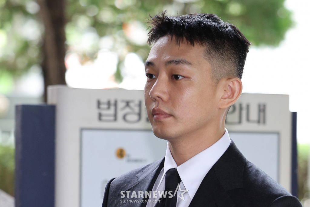 (서울=뉴스1) 신웅수 기자 = 마약 투약 혐의를 받는 배우 유아인(본명 엄홍식)이 24일 오후 서울 서초구 서울중앙지법에서 열린 공판에 출석하고 있다. 유아인은 지난 2020년 9월부터 2022년 3월까지 미용 시술을 위한 수면 마취를 가장하는 방식 등으로 181차례에 걸쳐 프로포폴 등을 상습 투약한 혐의를 받고 있다. 2024.7.24/뉴스1 Copyright (C) 뉴스1. All rights reserved. 무단 전재 및 재배포, AI학습 이용 금지. /사진=(서울=뉴스1) 신웅수 기자