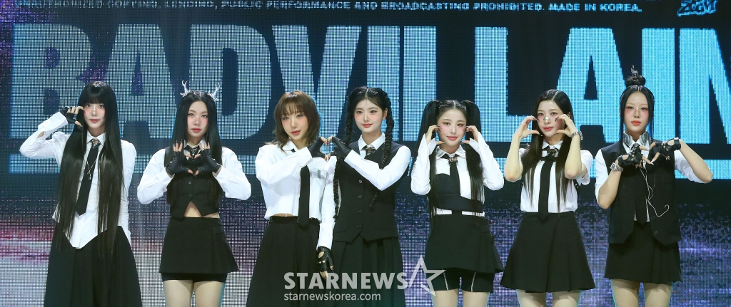 걸그룹 배드빌런이 19일 오후 서울 광진구 예스24 라이브홀에서 진행된 디지털 싱글 '숨(ZOOM)' 발매 기념 쇼케이스에 참석해 포즈를 취하고 있다. '숨(ZOOM)'은 탄탄한 보컬과 쫄깃한 래핑, 독보적인 퍼포먼스로 등장부터 화제를 모았던 배드빌런의 강한 음악적 자신감을 담은 곡이다. 2024.11.19 /사진=김창현 chmt@