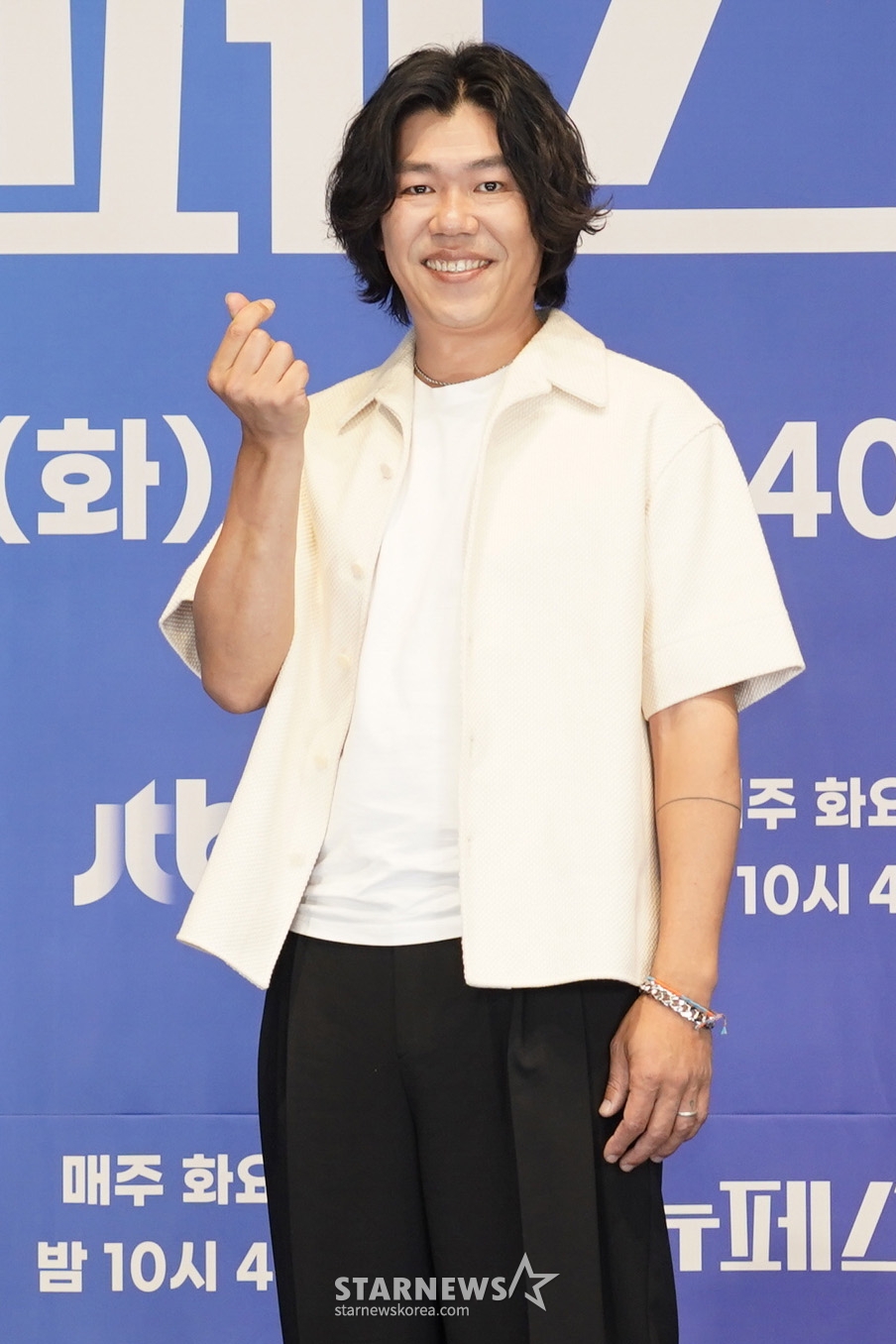 가수 이상순이 7일 오후 온라인으로 진행된 JTBC 음악예능 '뉴페스타' 제작발표회에 참석해 포즈를 취하고 있다. '뉴페스타'는 윤종신과 유희열이 기획자 겸 프로듀서로 나서 두 팀으로 꾸려지는 출연자들과 함께 매주 다양한 주제에 맞게 공연(페스티벌)을 기획하여 메타버스, 온라인 등 시공을 초월해 관객과 만나는 '신개념 페스티벌' 음악 프로그램이다. / 사진제공 = JTBC / 2022.06.07