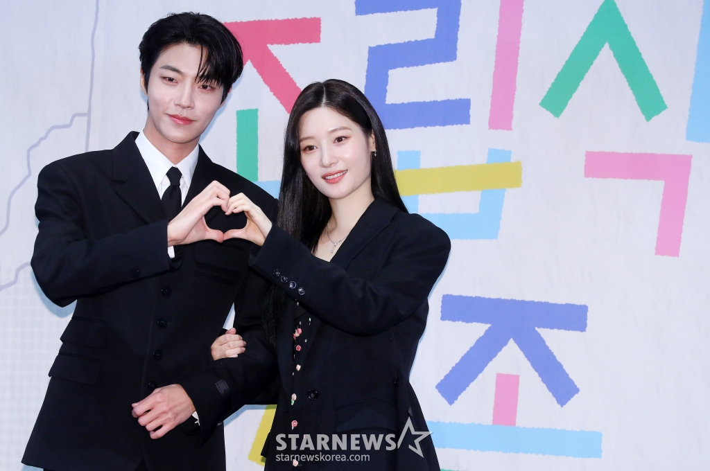 배우 황인엽, 정채연이 8일 오전 서울 구로구 라마다 서울 신도림호텔에서 진행된 JTBC 수요드라마 '조립식 가족' 제작발표회에 참석해 포즈를 취하고 있다. '조립식 가족'은 10년은 가족으로 함께 했고, 10년은 남남으로 그리워했던 세 청춘이 다시 만나 펼쳐지는 로맨스다. 오는 9일 첫 방송. 2024.10.08 /사진=김창현