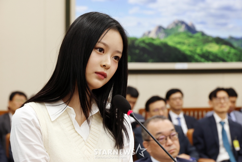 [서울=뉴시스] 국회사진기자단 = 뉴진스 하니가 15일 서울 여의도 국회에서 열린 환경노동위원회 국정감사에 참고인으로 출석하고 있다. 2024.10.15. photo@newsis.com /사진=고승민