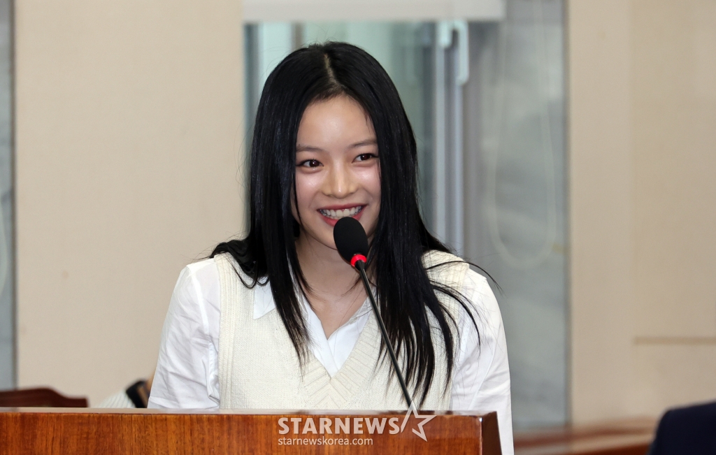 (서울=뉴스1) 국회사진취재단 = 그룹 뉴진스(NewJeans)의 하니가 15일 오후 서울 여의도 국회 환경노동위원회에서 열린 경제사회노동위원회, 중앙노동위원회, 최저임금위원회 등에 대한 국정감사에서 의원 질의에 답변하고 있다. 2024.10.15/뉴스1 Copyright (C) 뉴스1. All rights reserved. 무단 전재 및 재배포, AI학습 이용 금지. /사진=(서울=뉴스1) 국회사진취재단