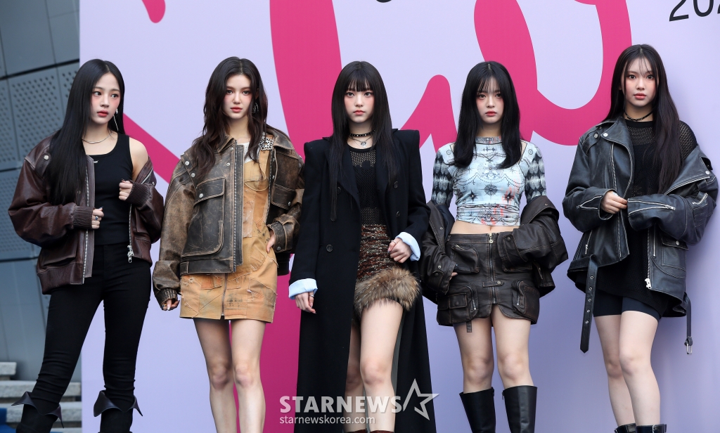 [서울=뉴시스] 김혜진 기자 = 그룹 뉴진스가 1일 오후 서울 중구 동대문디자인플라자(DDP)에서 열린 2024 F/W 서울패션위크(SFW) 오프닝쇼 참석에 앞서 포즈를 취하고 있다. 2024.02.01. jini@newsis.com /사진=김혜진